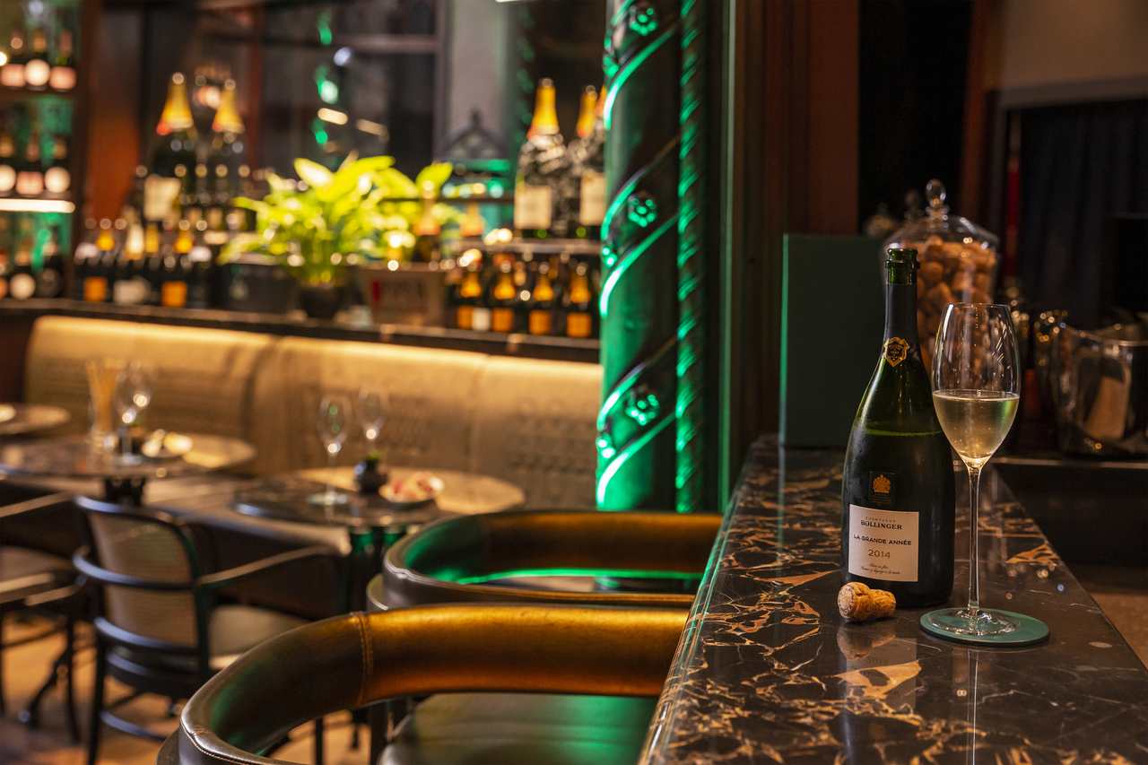 Párisi Passage Restaurant and Étoile Cocktail and Champagne Bar